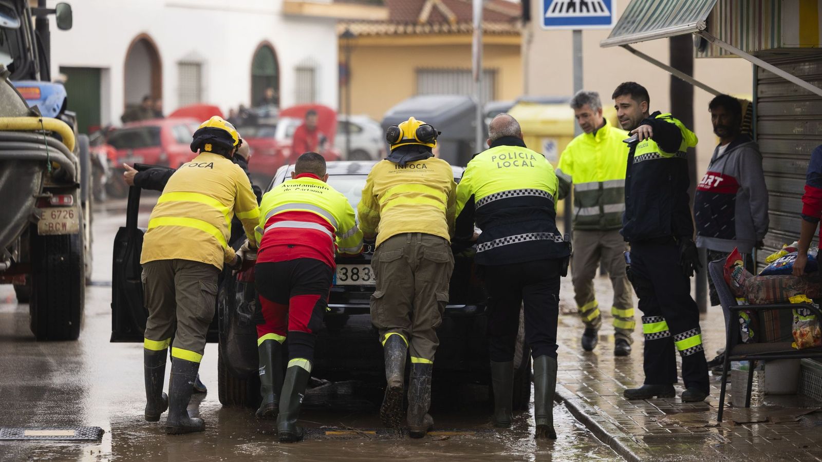Efectivos del Infoca, Policía Local y Protección Civil, este domingo en Cártama.