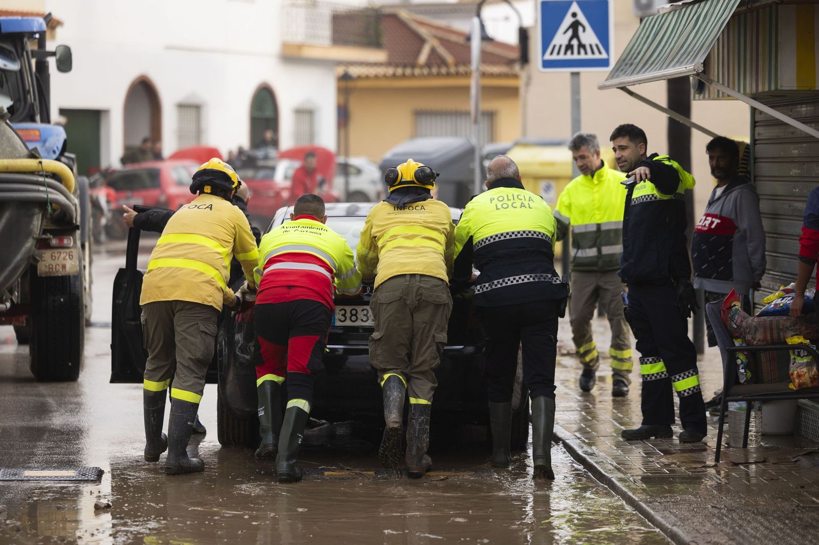 Efectivos del Infoca, Policía Local y Protección Civil, este domingo en Cártama.