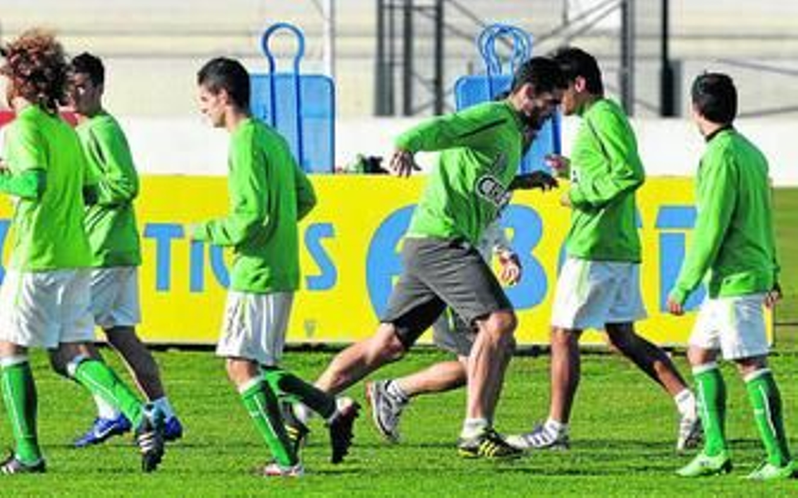 Jorge Molina realiza un ejercicio en el entrenamiento con Jonathan Pereira al lado.