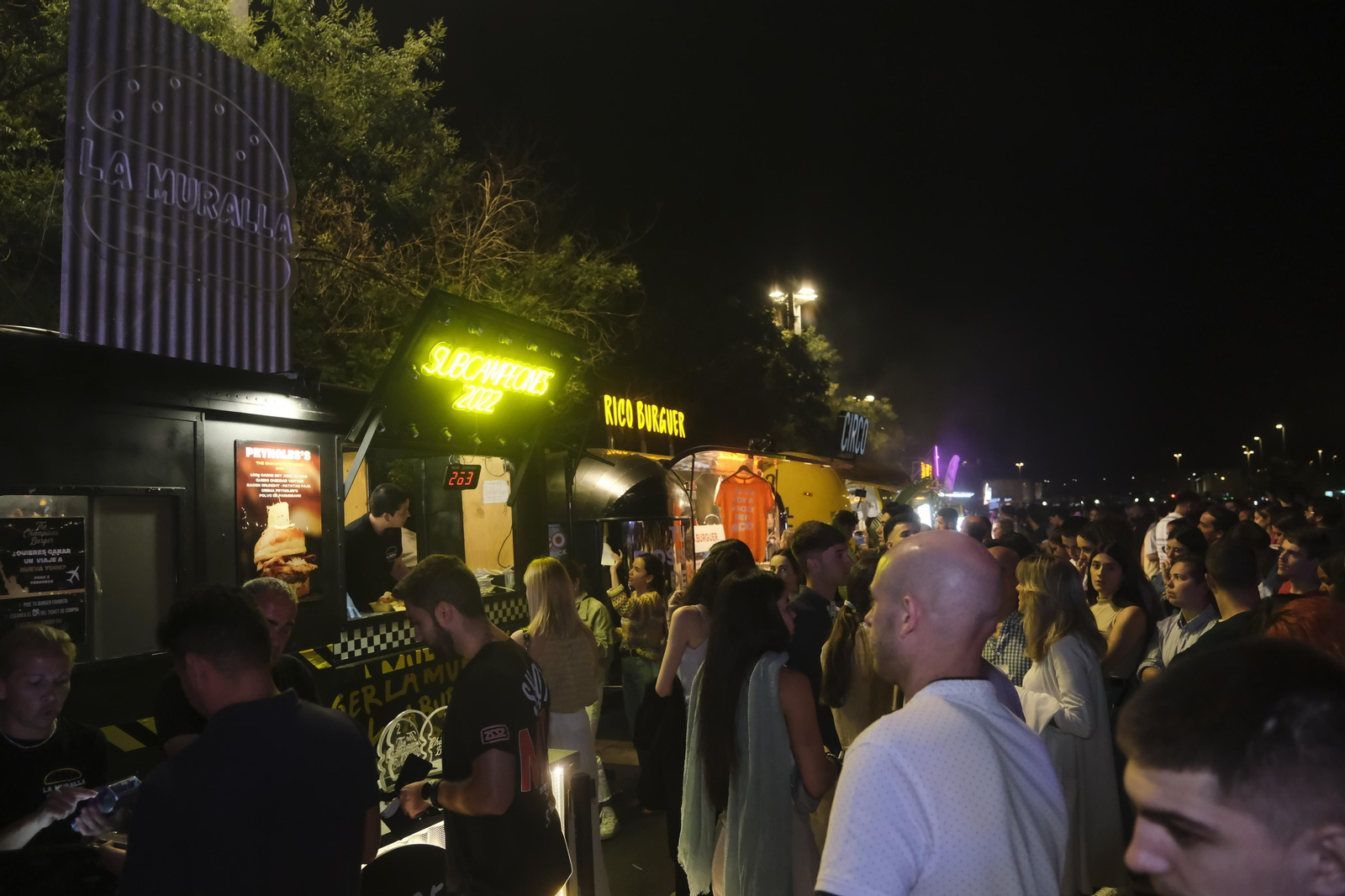 Neón y brasas en El Vial: el lleno absoluto de The Champions Burger en Córdoba Neón y brasas en El Vial: el lleno absoluto de The Champions Burger en Córdoba