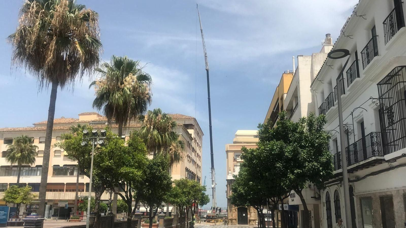 El brazo de la grúa se eleva en la calle Muriilo. El brazo de la grúa se eleva en la calle Muriilo.