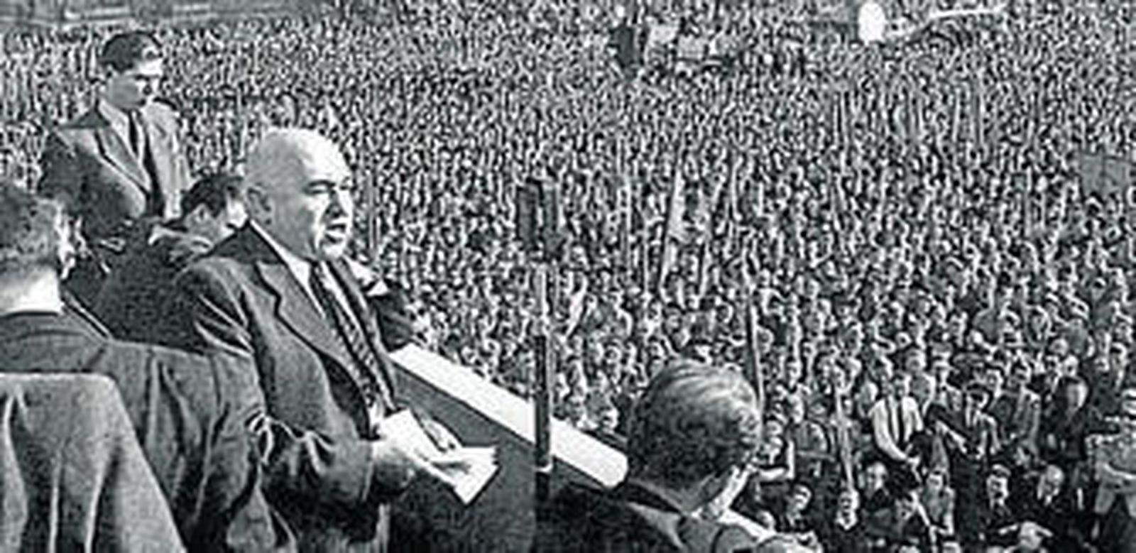 El líder húngaro Mátyás Rákosi se dirige a la multitud en Budapest (1946).