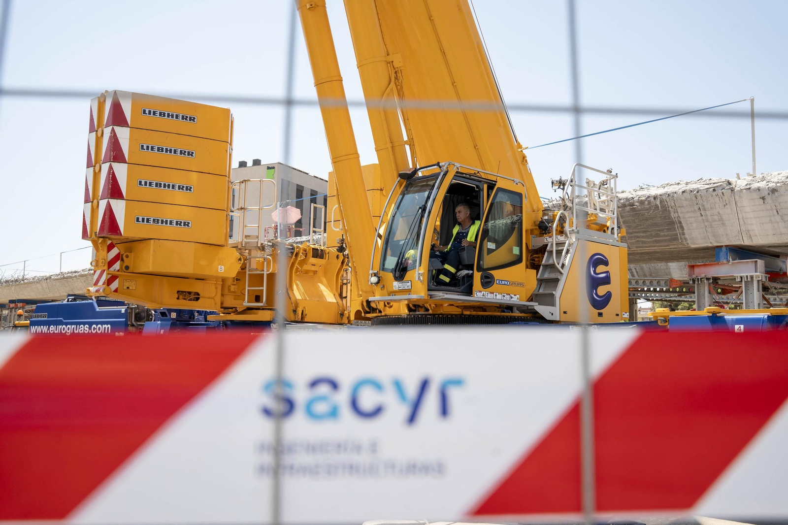 Las imágenes del desmantelamiento en el Puente de la Avenida Mediterráneo en Almería