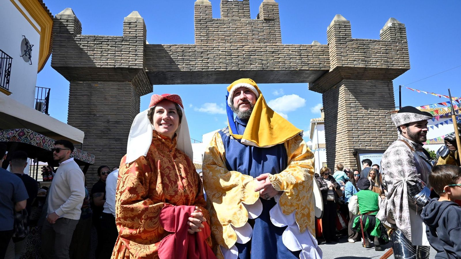 Dos personas caracterizadas de époco durante la Feria del Descubrimiento del municipio palermo.