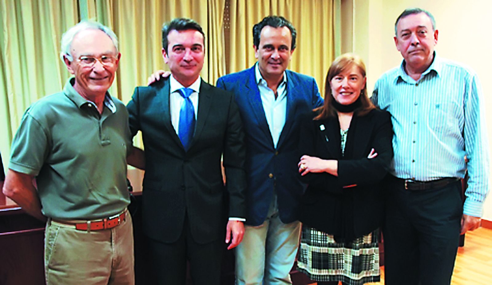 Ángel Valls (en el medio), entre los tres últimos rectores de la UCA tras obtener un reconocimiento.