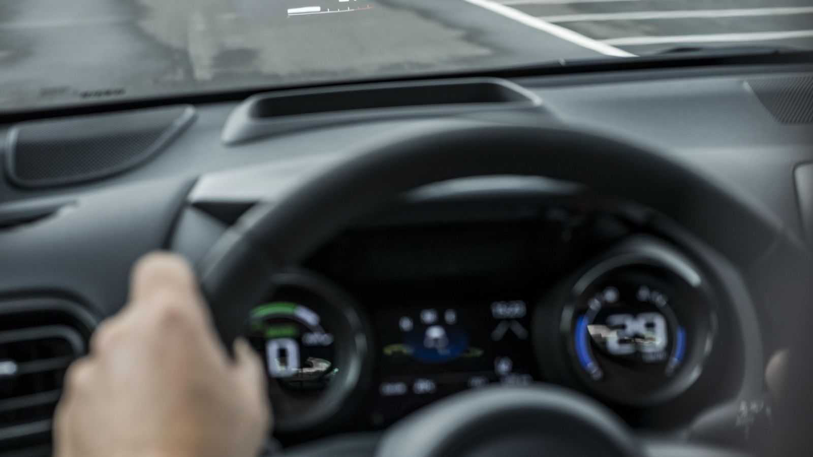 El head-up display está incluido en un paquete opcional para el Style. La instrumentación en tres pantallas, sin embargo, es de serie en ese nivel.