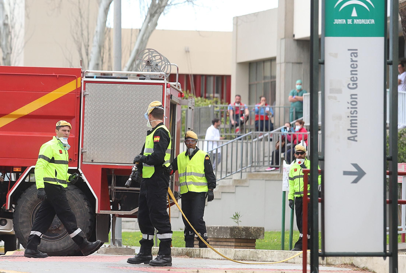 Imágenes de la UME realizando trabajos de limpieza y desinfección en el Hospital Infanta Elena de Huelva