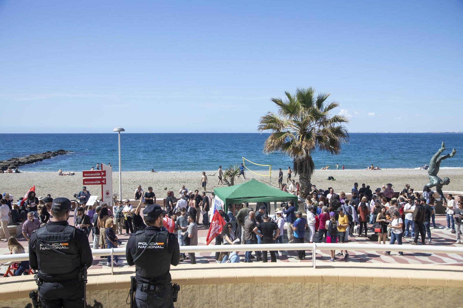 Imágenes de la manifestación en contra del negocio de la vivienda en Almería