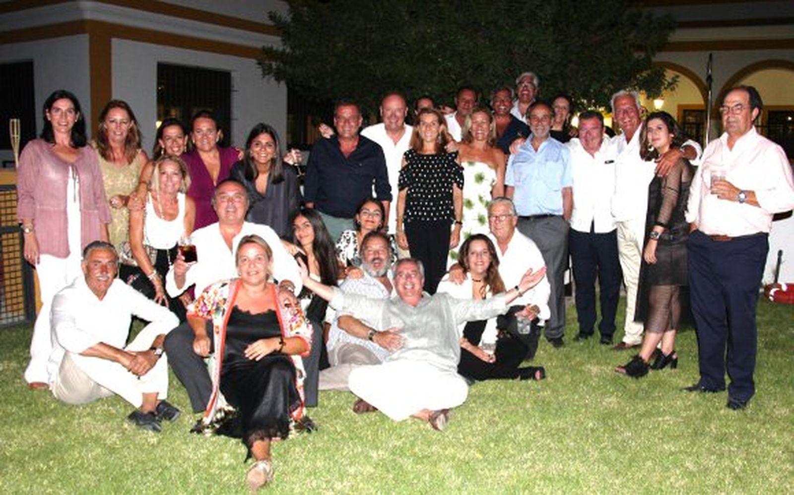 El homenajeado con Carmen  Jaramillo, Esther Gordillo, Mila Linares, Paola Copano, Paola Muñoz, Alfonso Guillén, Bernardino Rodríguez, Pilar de Saavedra, Juan Expósito, Isabel Cadenas, Ricardo Muñoz, Francisco Guerrero, Maxilian Vonhausen, Guadalupe Morales, Miguel Martínez, el barón de Veras, María Carrero, Joaquín Calero, Manuel Gómez, Pilar Carrero, Chicha Muñoz, Julia Muñoz, Jesús Carrero, Javier de Torre,  Lupe Gónzalez y Vicente González.  Foto: Ignacio Casas de Ciria