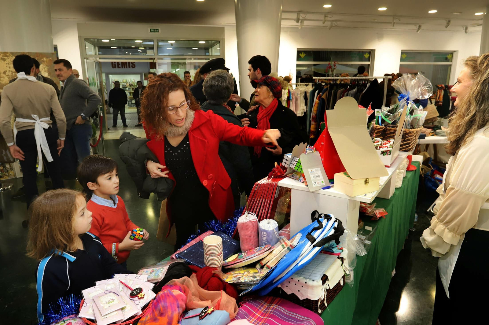 Imágenes del mercadillo navideño en Caja Rural del Sur