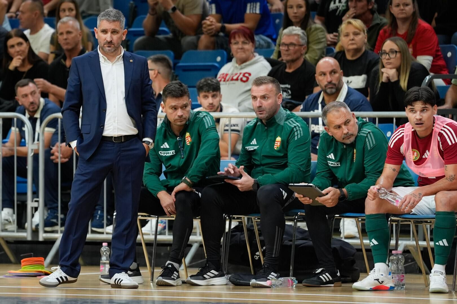 El técnico almeriense, atento a su equipo en esta eliminatoria.