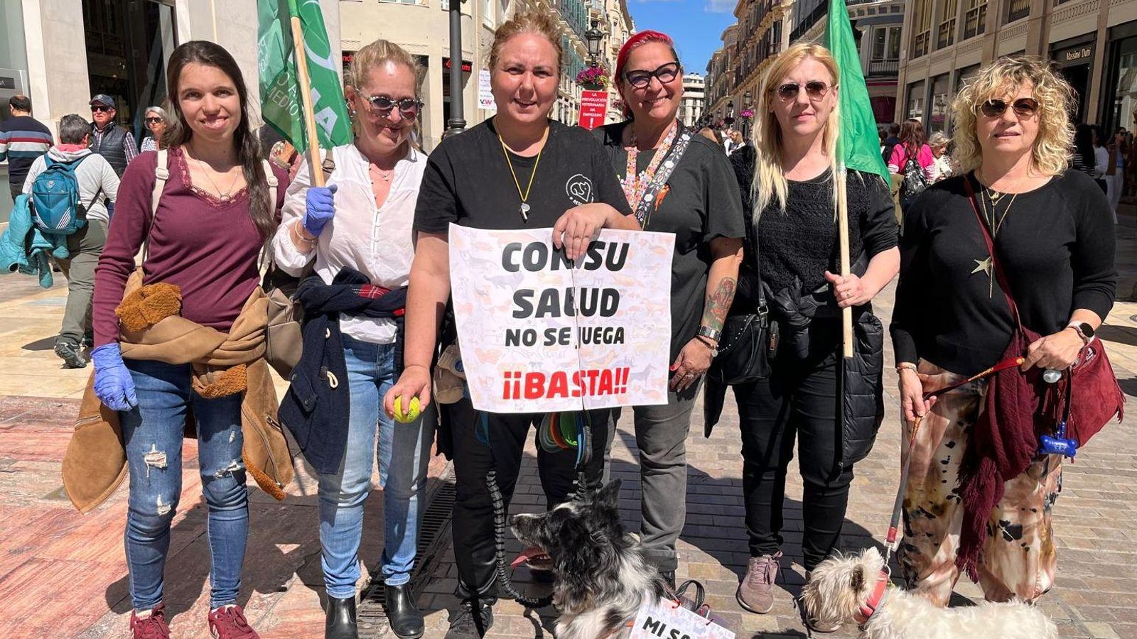 Carolina García sosteniendo un cartel en la manifestación junto a sus mascotas