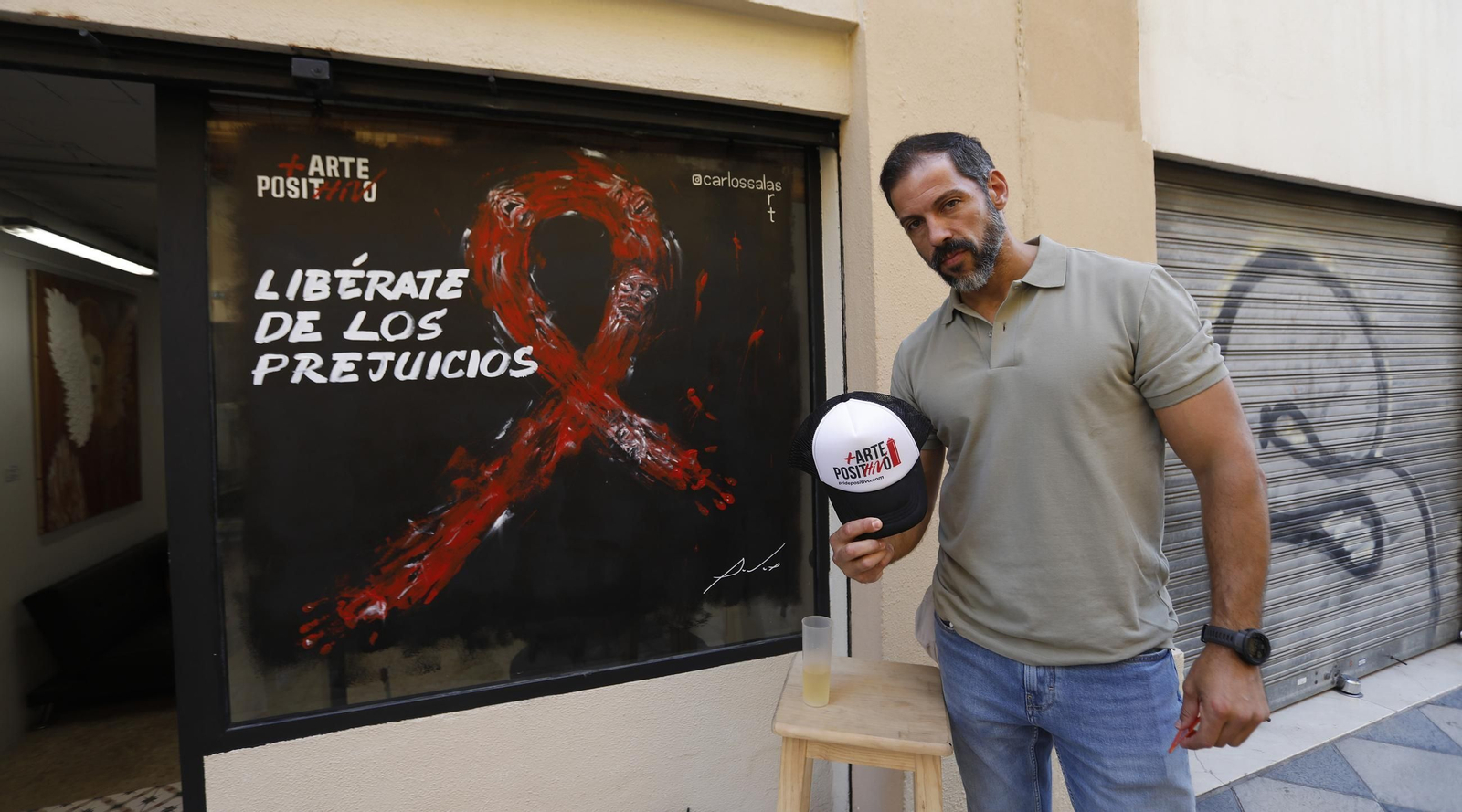 Artistas locales apelan a romper el estigma del SIDA con obras en escaparates
