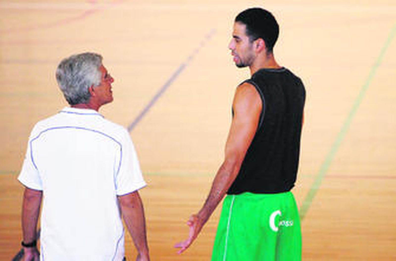 Robert Oramas dialoga con el entrenador, Miguel Ángel Serrano, durante un entrenamiento.