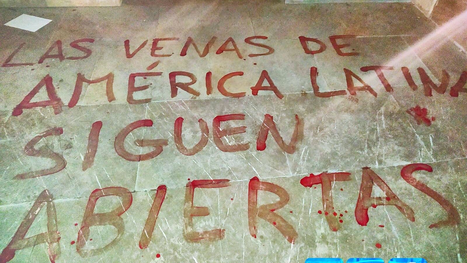 Pintada en la estatua de Isabel La Católica.