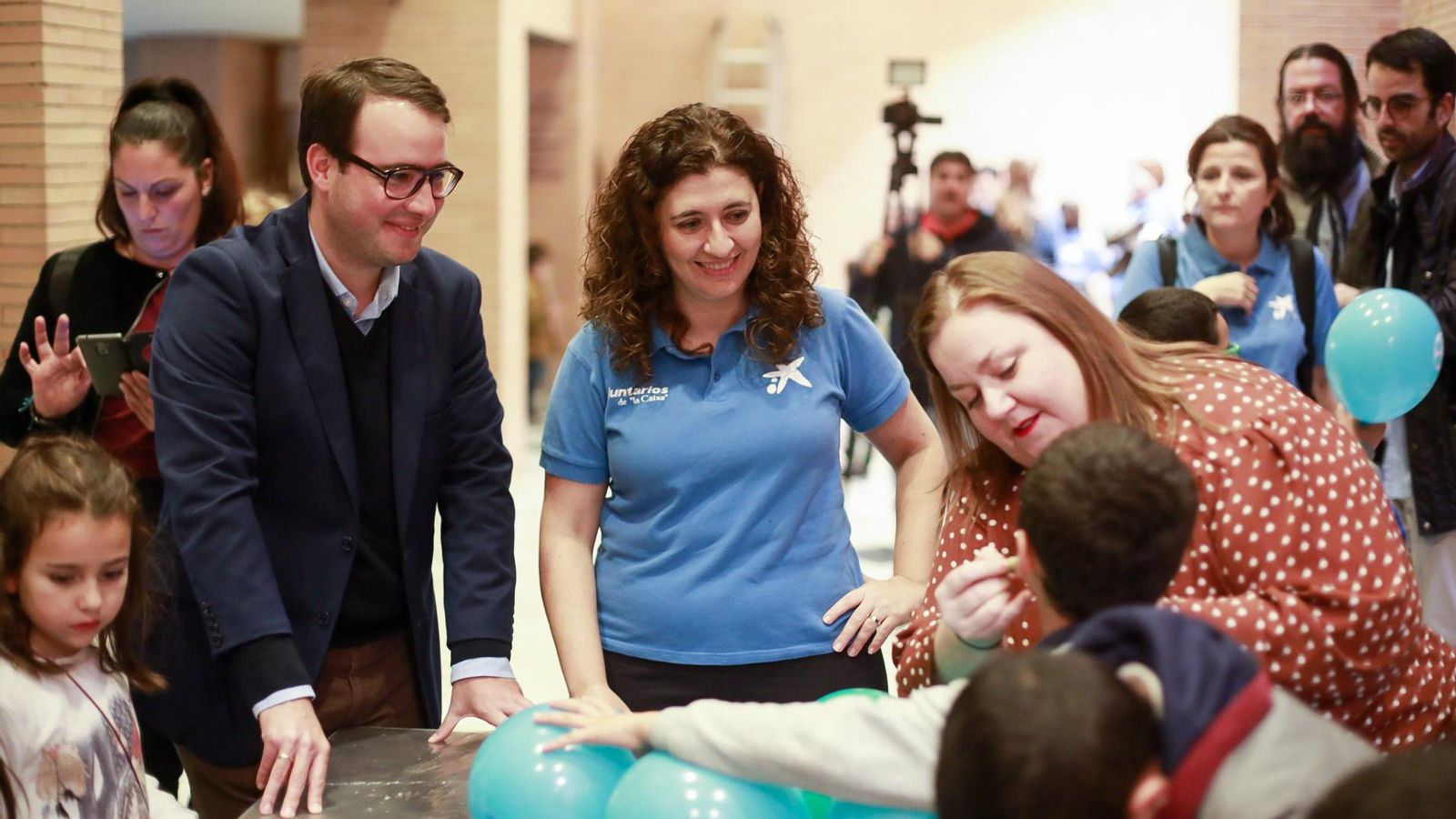 La actriz Itziar Castro ayudó a caracterizar a los más pequeños.