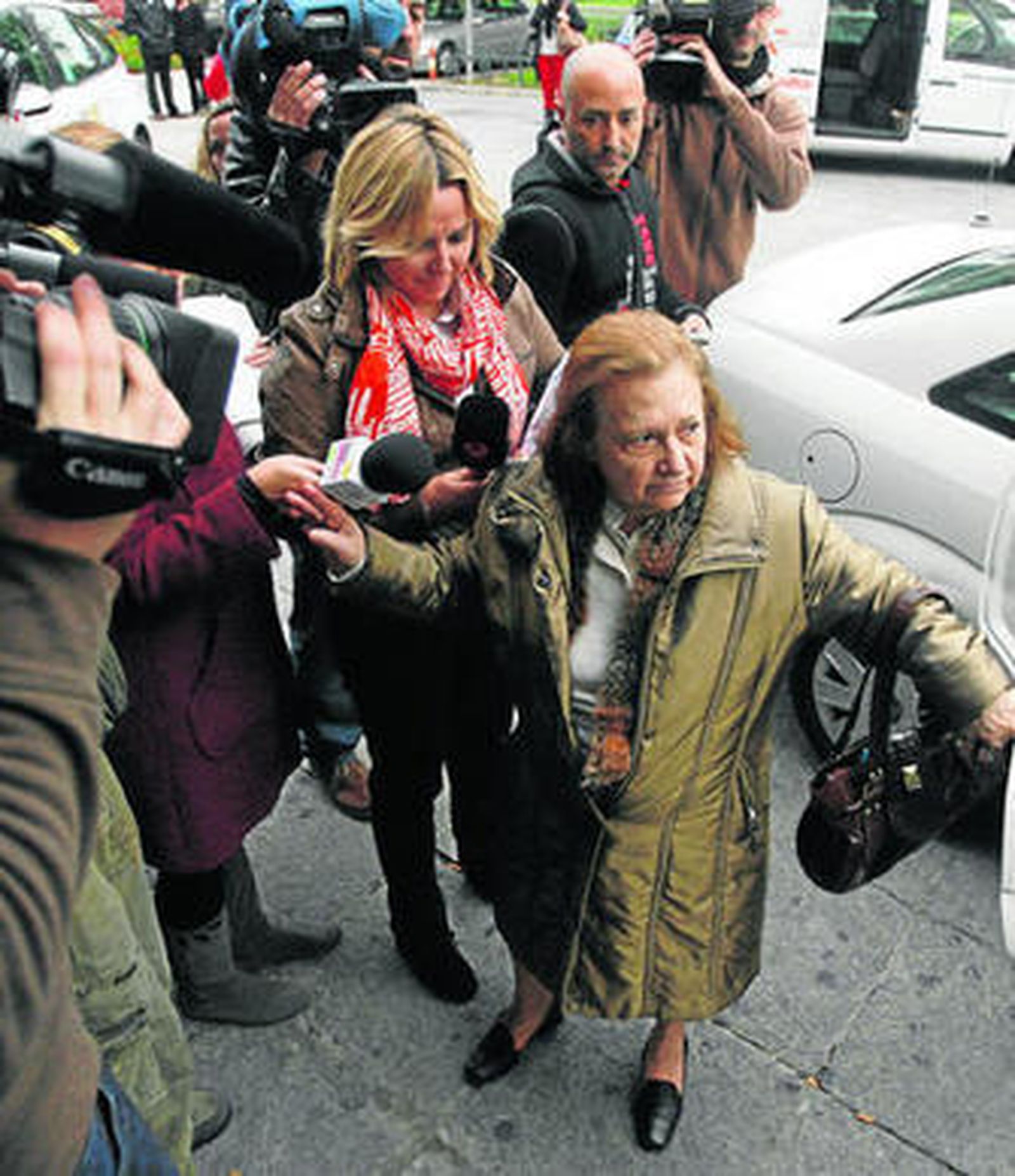 La madre de José Bretón, Antonia Gómez, en las inmediaciones de los juzgados.
