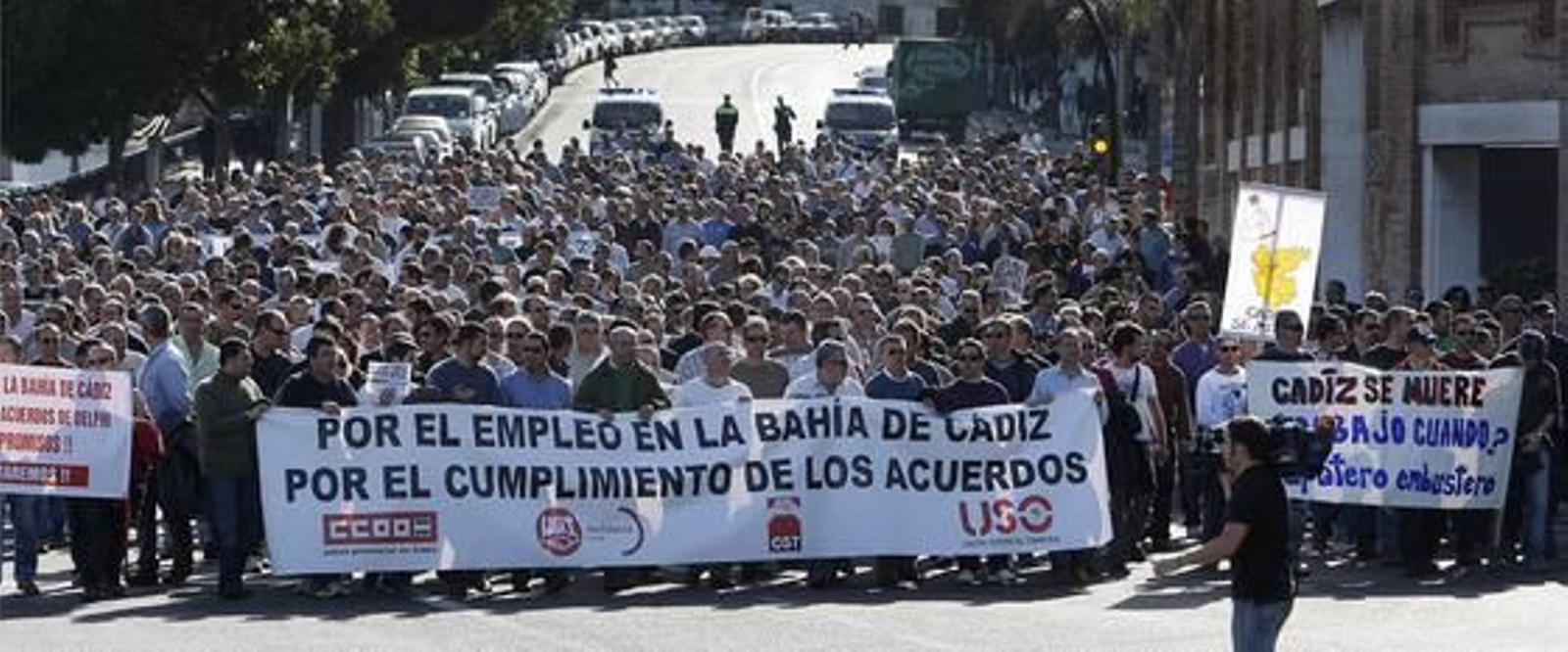 De nuevo los ex trabajadores de Delphi se han manifestado por las calles de la capital para reclamar "una vez más" que la Junta de Andalucía resuelva su problema "tras tres años" desde que se cerró la factoría de Puerto Real. Foto: Jose Braza De nuevo los ex trabajadores de Delphi se han manifestado por las calles de la capital para reclamar "una vez más" que la Junta de Andalucía resuelva su problema "tras tres años" desde que se cerró la factoría de Puerto Real.
Foto: Jose Braza