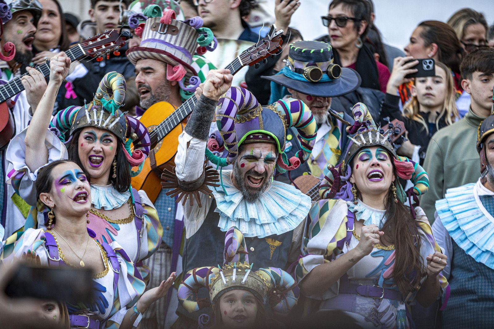 El multitudinario encuentro entre los dos primeros premios del Carnaval de Cádiz, en imágenes