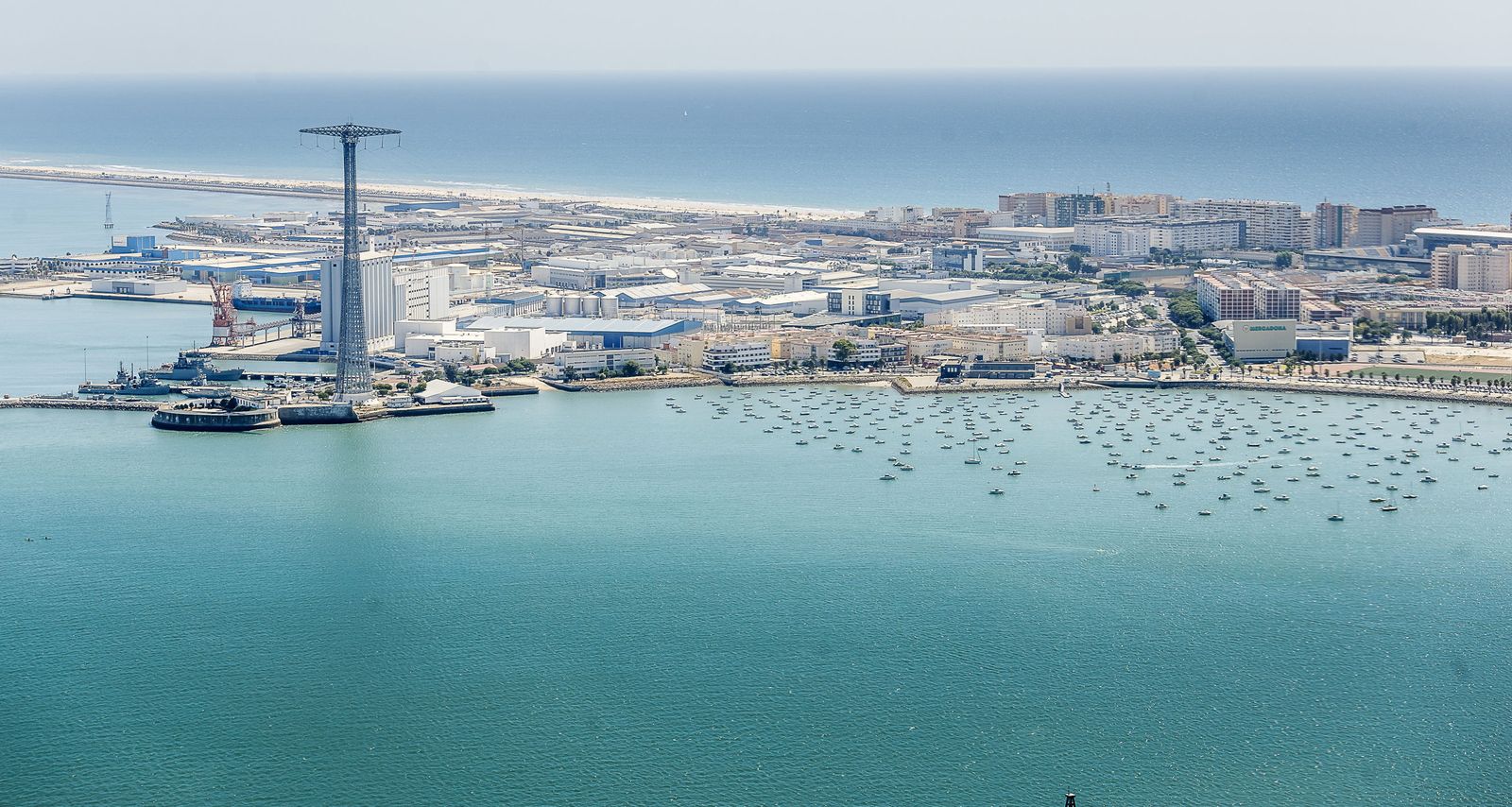 Imagen de parte de la ciudad de Cádiz rodeada por el mar.