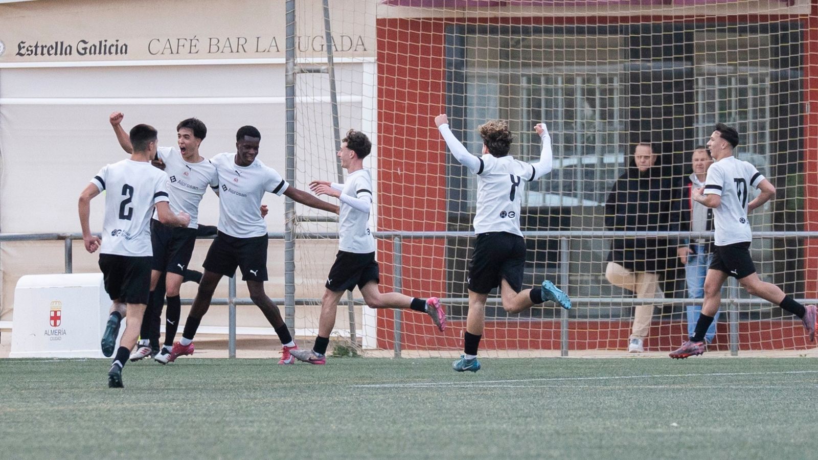 Los almerienses celebran el tanto de Leo Fontecha en el choque contra el Córdoba.
