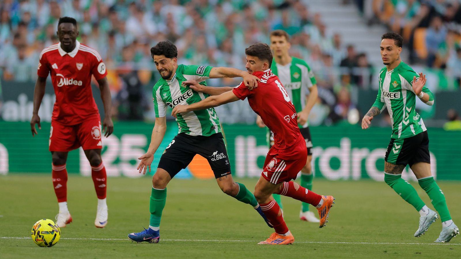 Fornals trata de zafarse de Kike Salas.