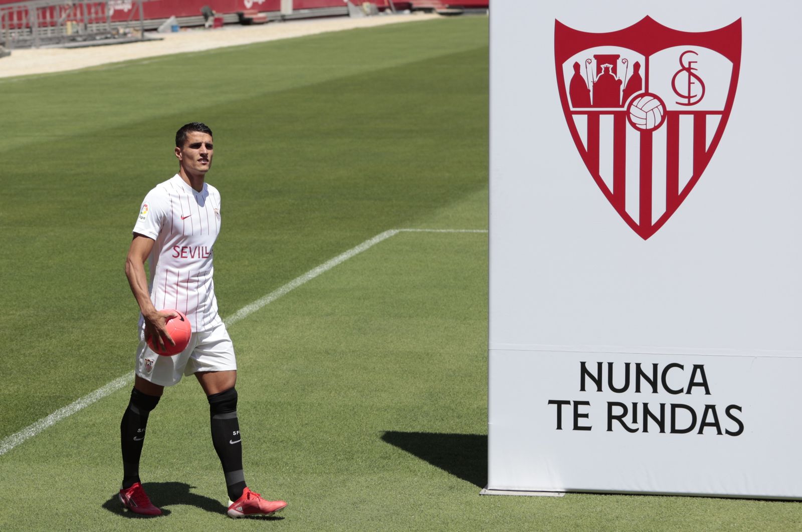Lamela observa el Ramón Sánchez-Pizjuán ante el escudo y el lema de 'nunca se rinde'.
