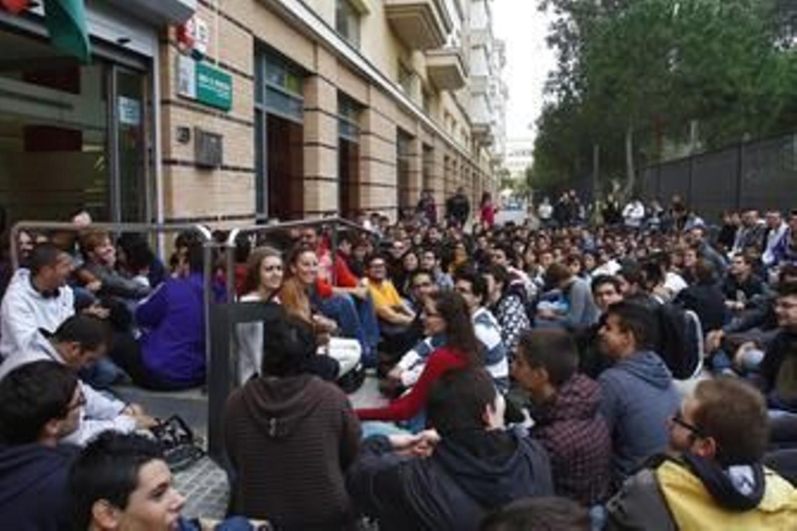 Alumnos de Ingeniería protagonizaron ayer una sentada frente a la sede de la Delegación de Economía. /Lourdes de Vicente