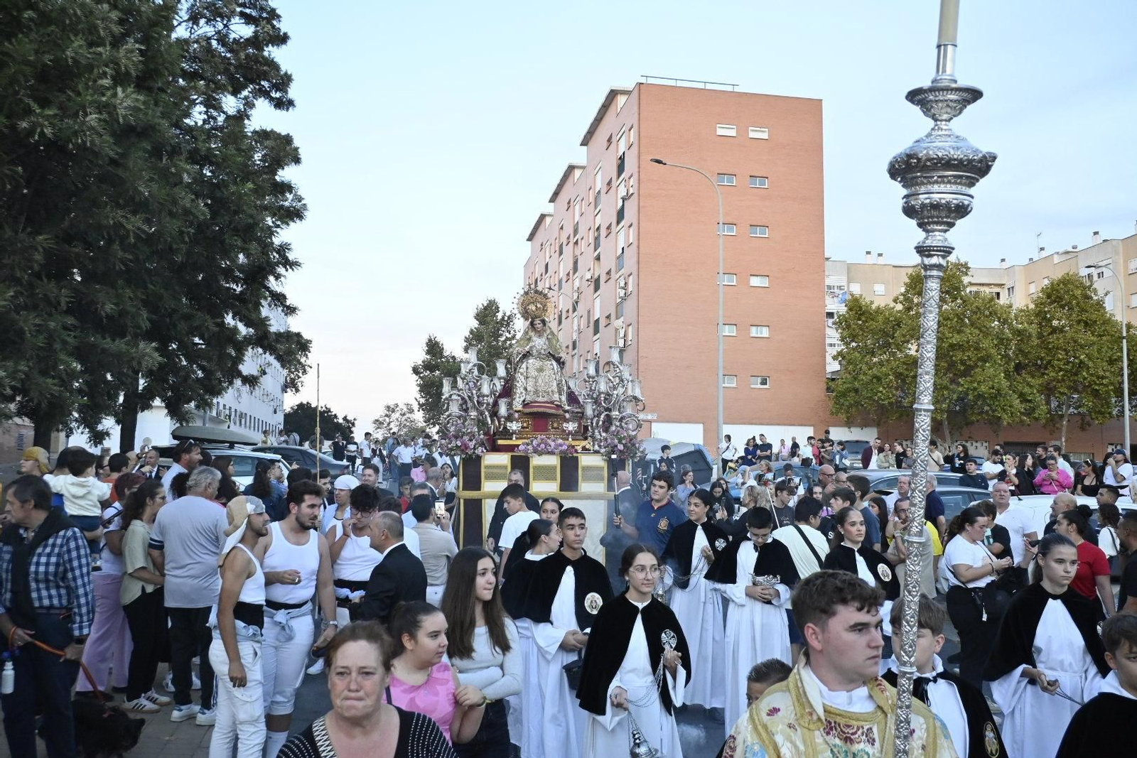 Primera procesión de la Virgen del Rosario por las calles de Huelva, en imágenes