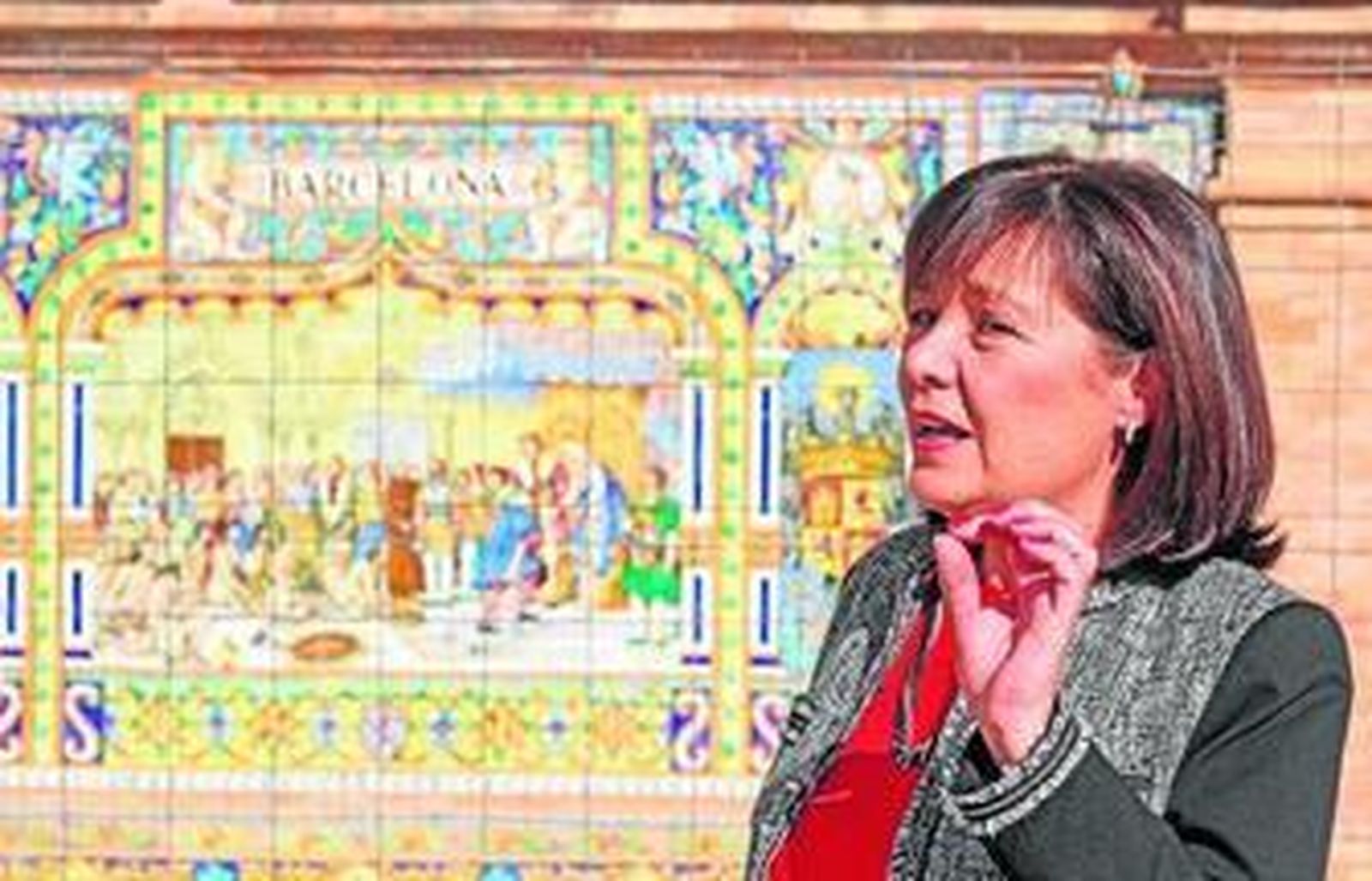 Laura Rovira, junto al banco de Barcelona, que representa la presentación de Colón y los indios ante los Reyes Católicos.