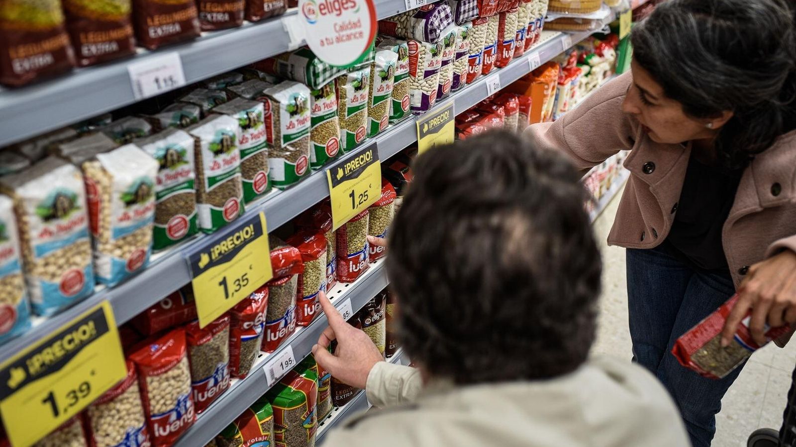 Carmelo y Elisa, en la estantería de las legumbres.