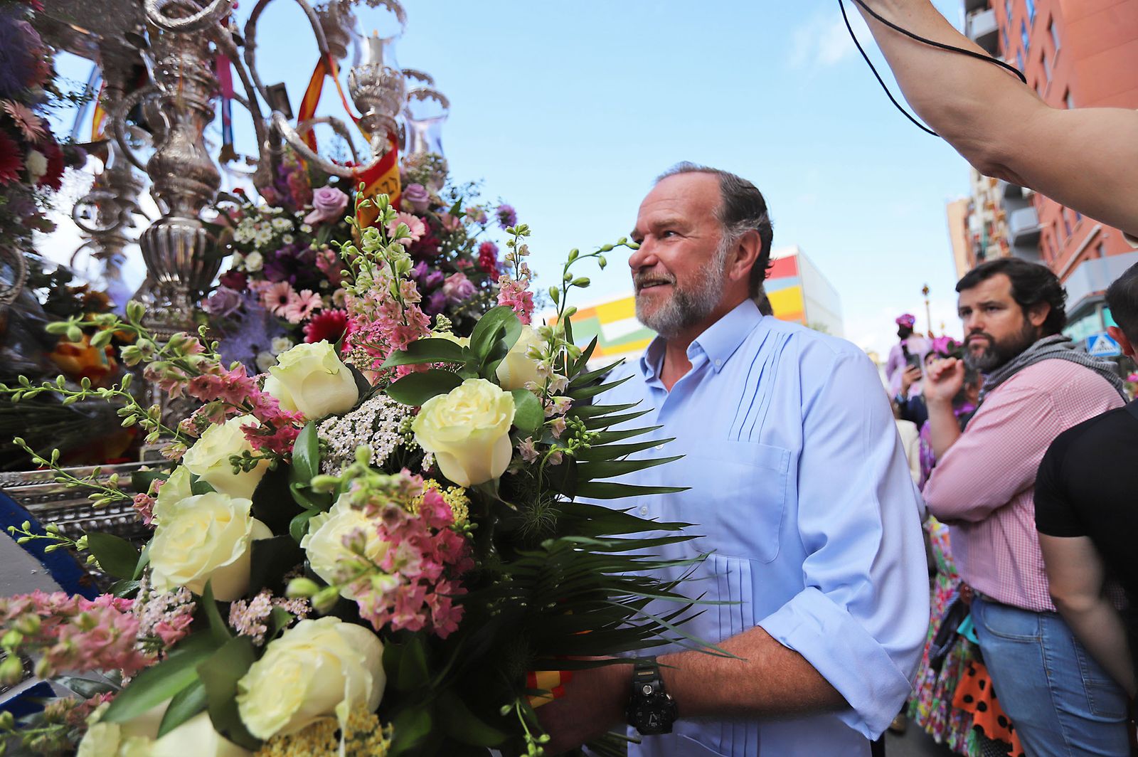 El Rocío 2023: Imágenes de la Hermandad de Emigrantes en su salida de Huelva