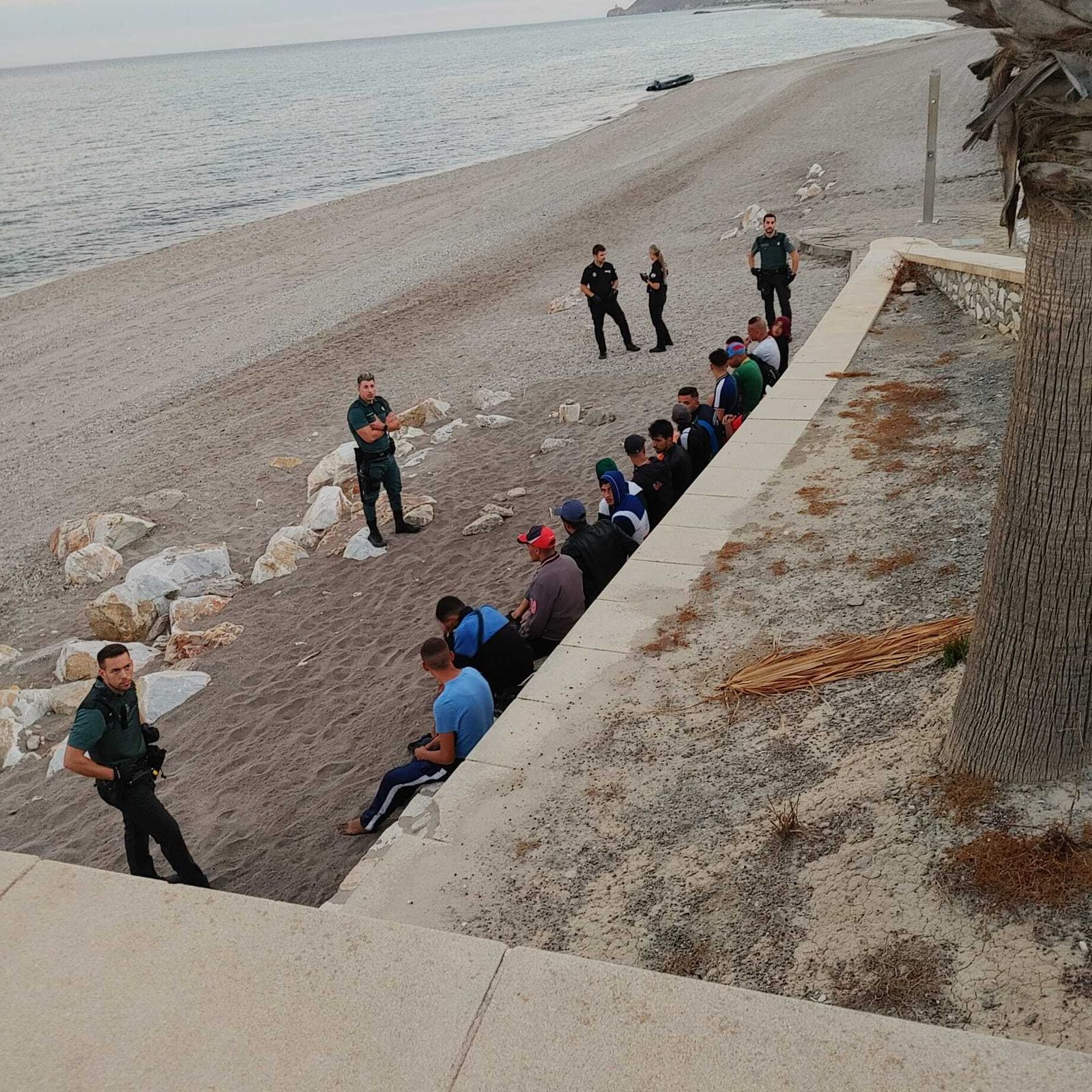 Policía y Guardia Civil, con los inmigrantes en la arena de la playa de Mojácar.