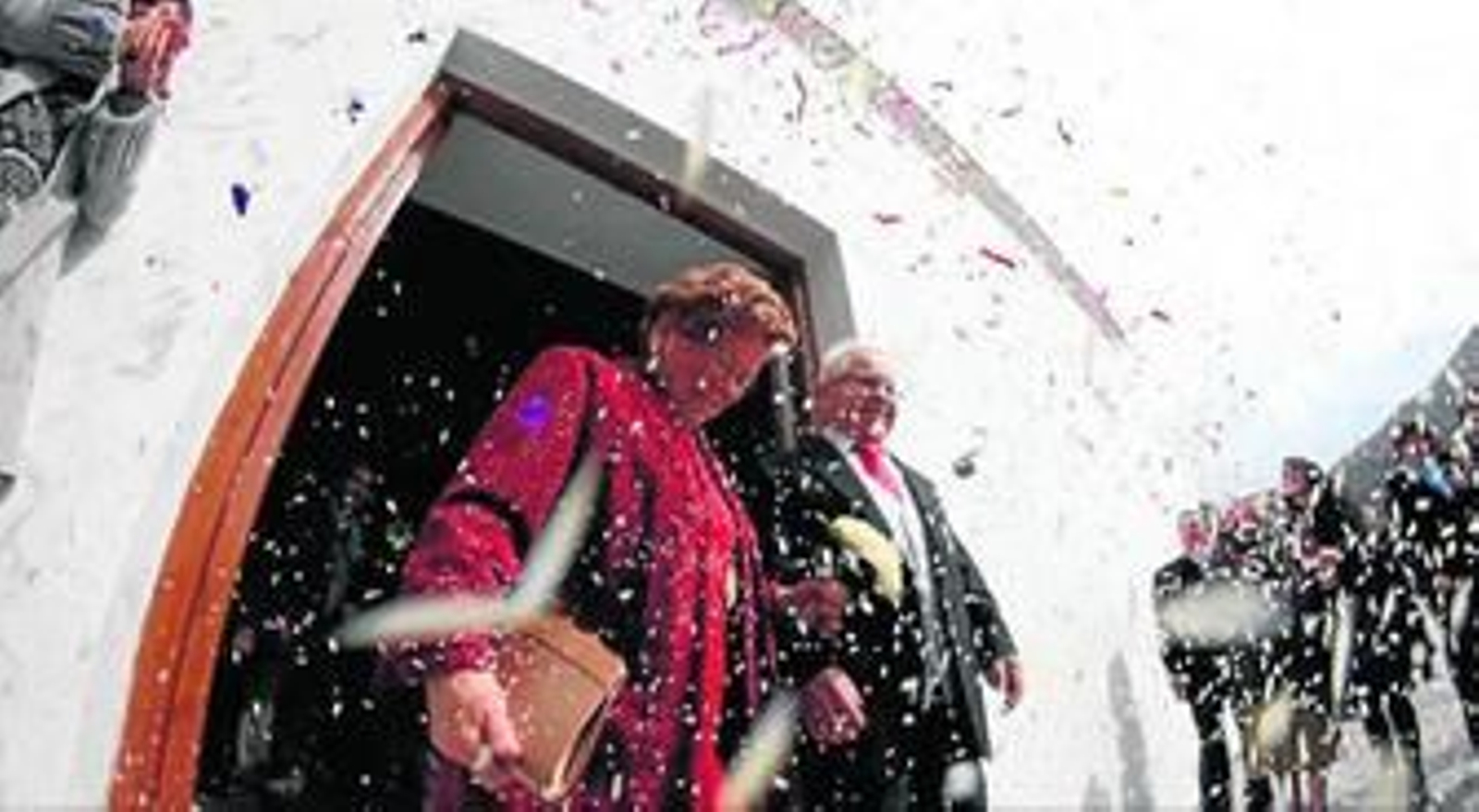 Una lluvia de arroz para recibir a la pareja, que rememoró de este modo sus cincuenta años de matrimonio.