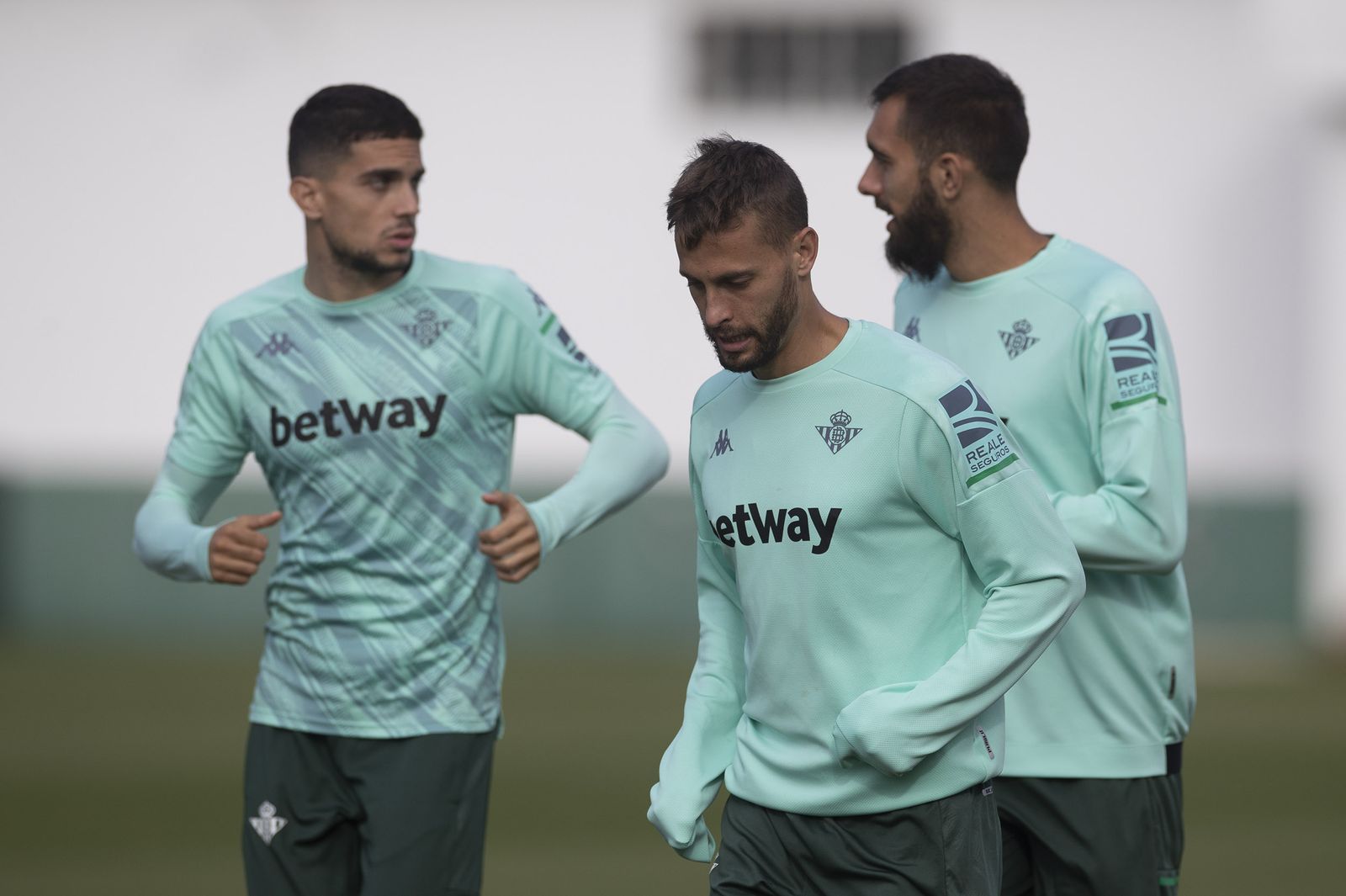 Canales, con Bartra y Borja Iglesias, en el entrenamiento de este miércoles.
