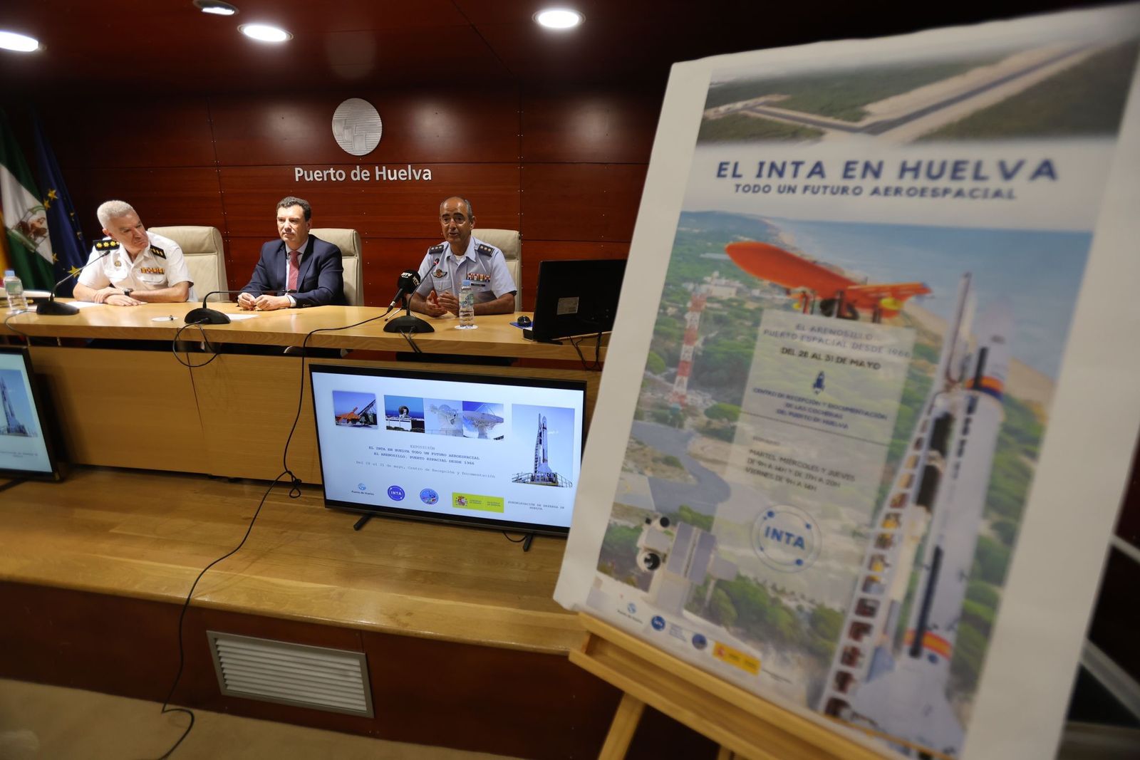 Presentación este martes de la exposición del INTA en Huelva.