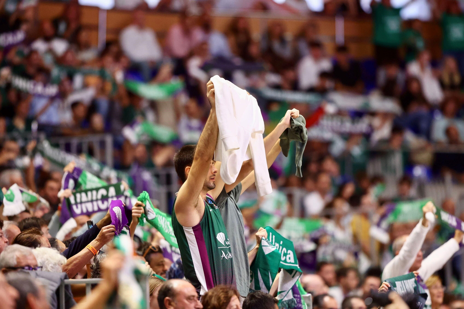 La afición del Unicaja anima.