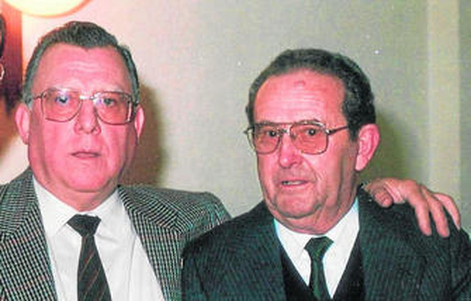 Manuel Irigoyen (i) y Rafael Doblas, primer presidente de la peña cadista fundada en Medina hace 25 años.