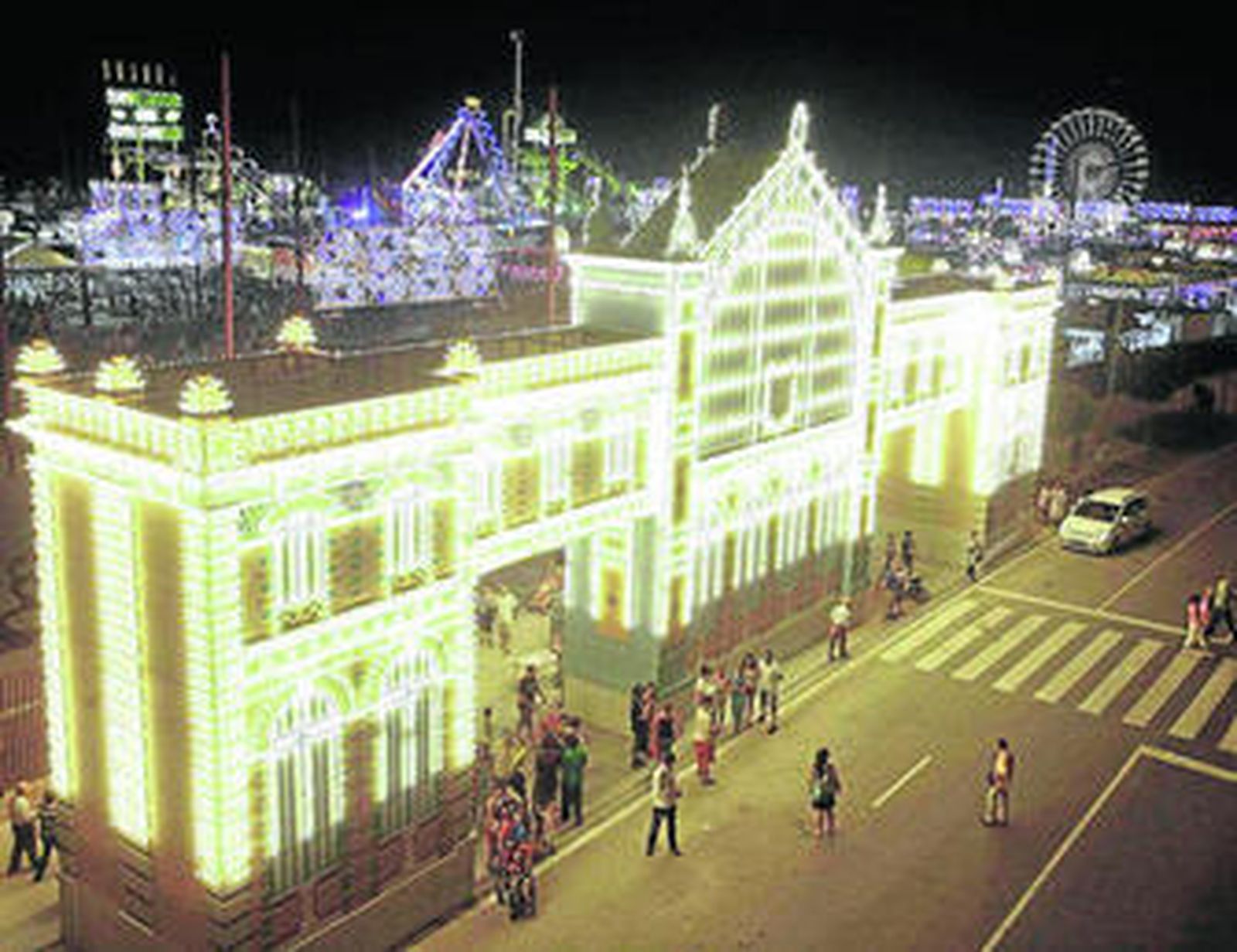 Vista aérea de la portada de Feria desde un edificio colindante al Recinto Ferial.