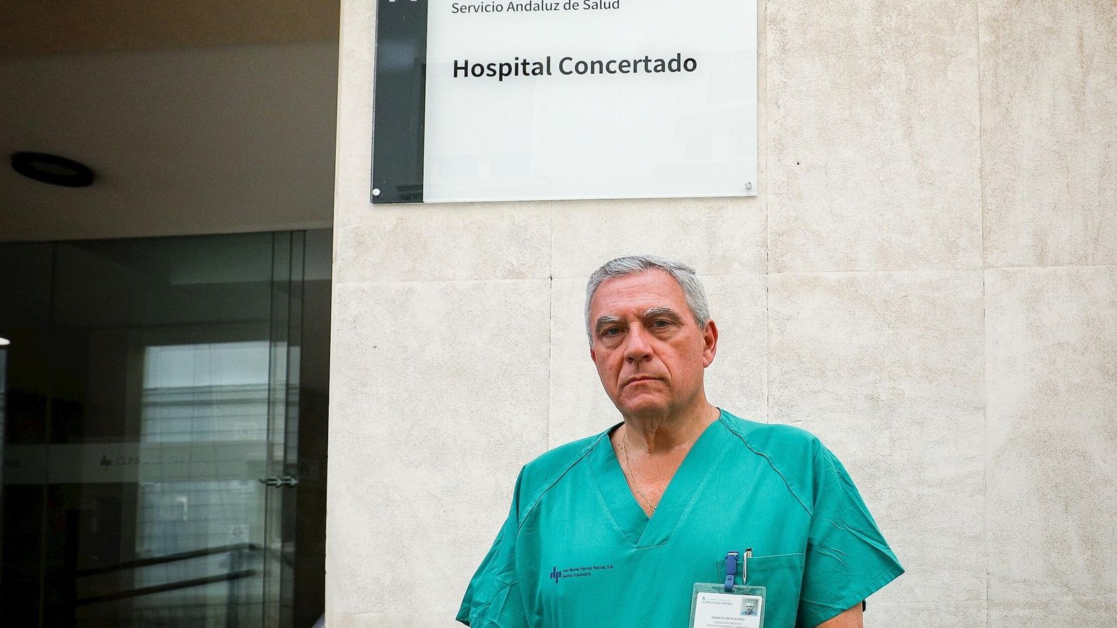 Ignacio Ortiz, bajo la placa recién colocada que reconoce a San Rafael como hospital concertado con la Junta de Andalucía