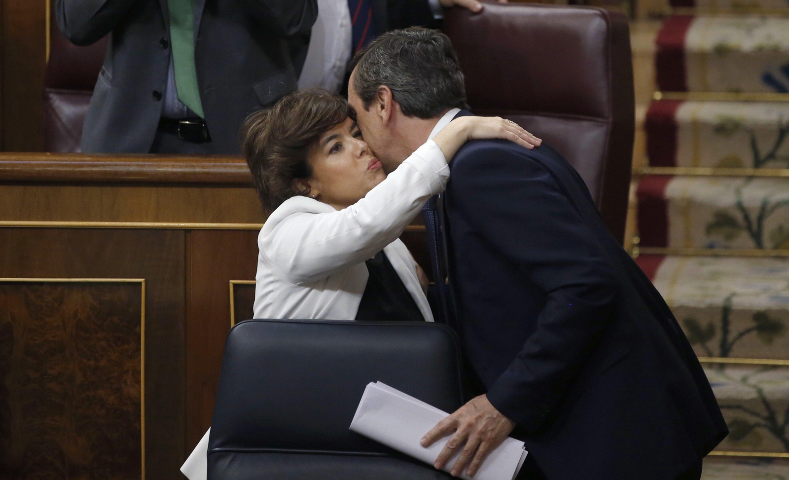 Soraya Sáez de Santamaría saluda a Rafael Hernando.