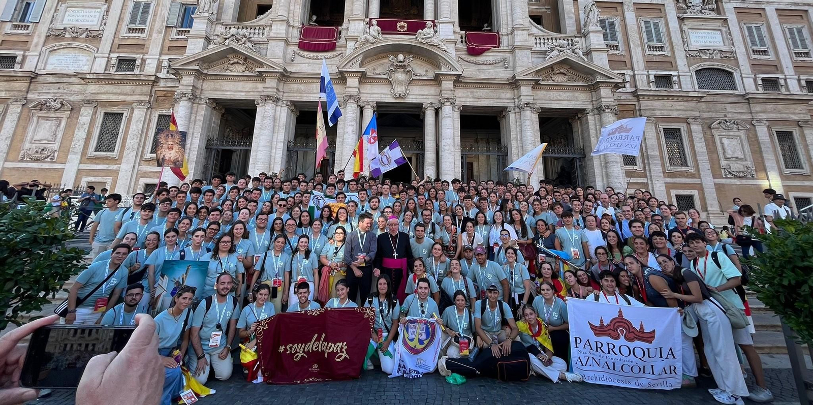 El arzobispo, con parte de la delegación sevillana desplazada a Roma para la Juventud de los Jóvenes.