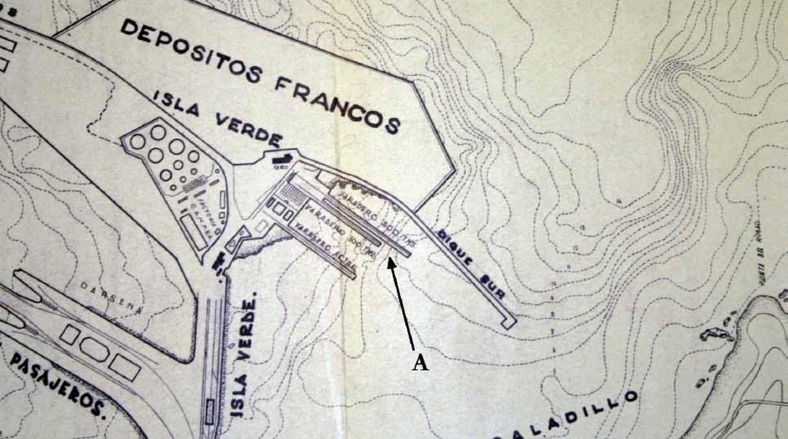 La letra A señala la Isla Verde, donde irían situadas las rampas del varadero para barcos de 100 y 500 toneladas (1956).