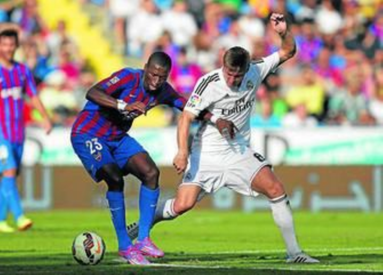 Diop le pelea la posesión del balón al madridista Kroos.