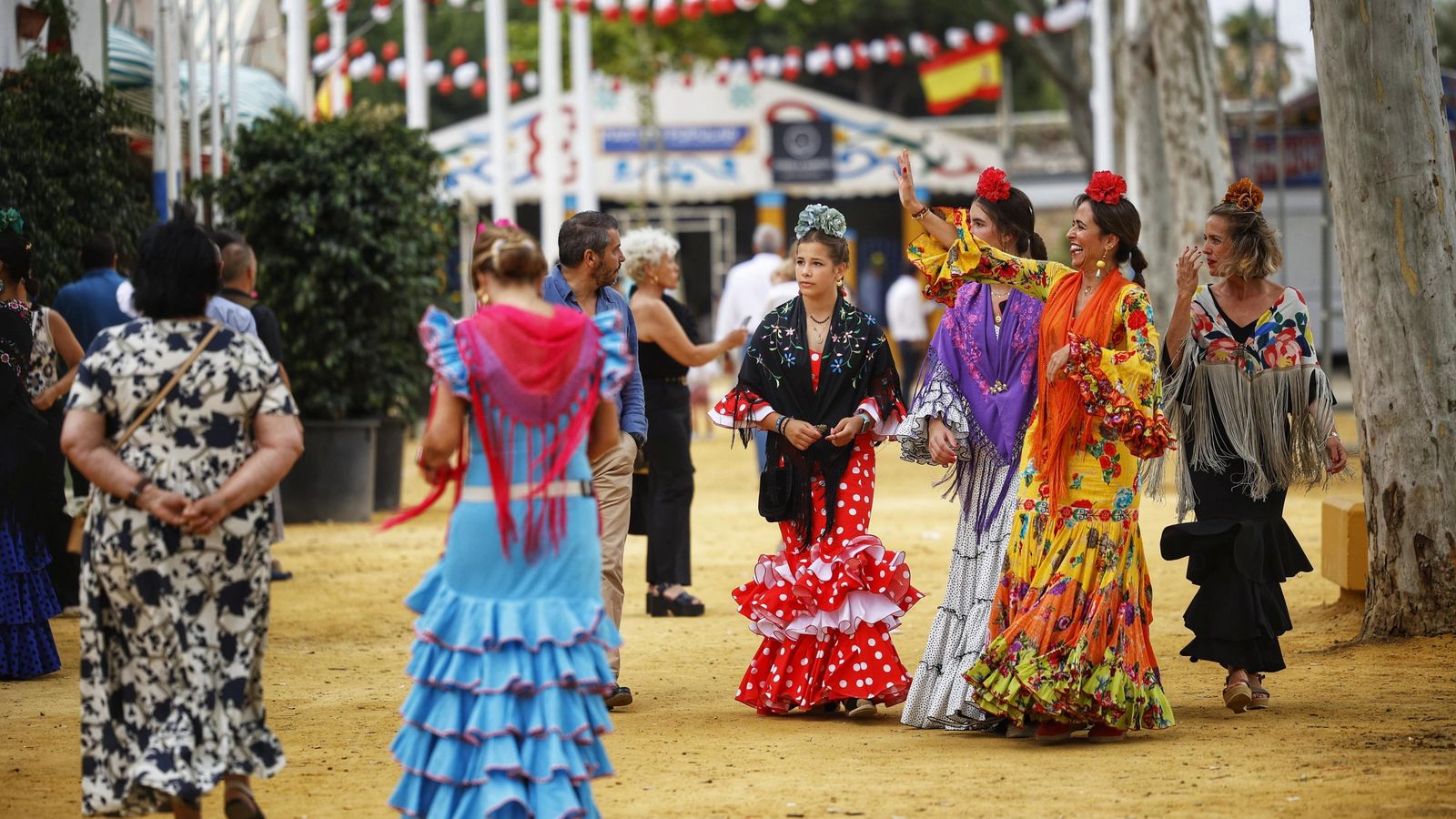 Los reencuentros y las muestras de amistad se repiten con frecuencia durante las fiestas.