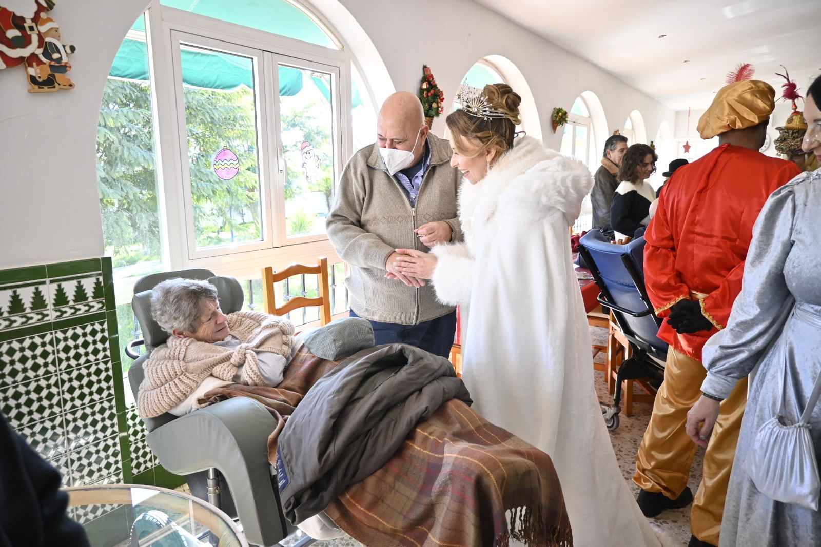 Recorrido fotográfico de los Reyes Magos por el hospital y los centros de mayores en la mañana del 5 de enero en Huelva