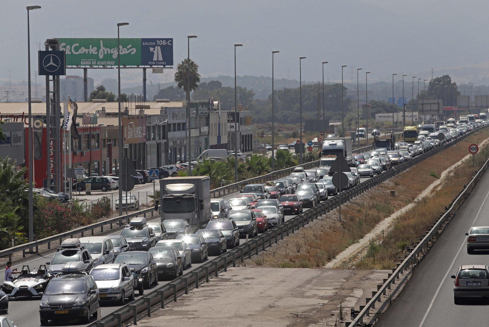 Las colas que provocó el accidente en la A-7 en el puente sobre el río Guadarranque, el pasado jueves.