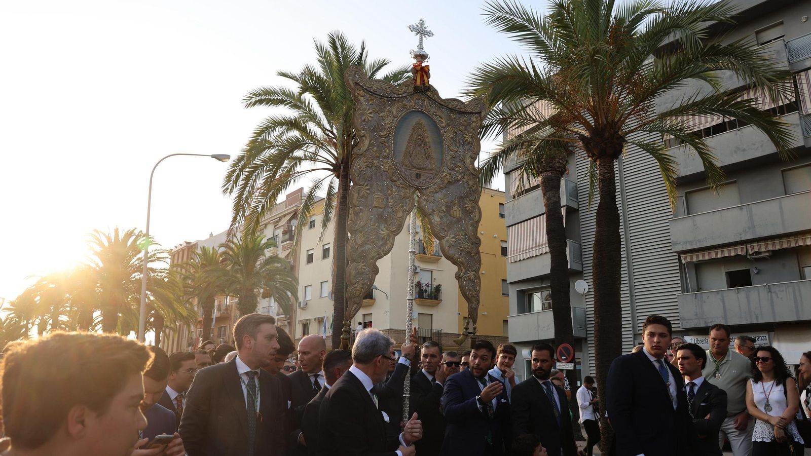 Simpecado de la Hermandad Matriz de Almonte procesionando. Simpecado de la Hermandad Matriz de Almonte procesionando.