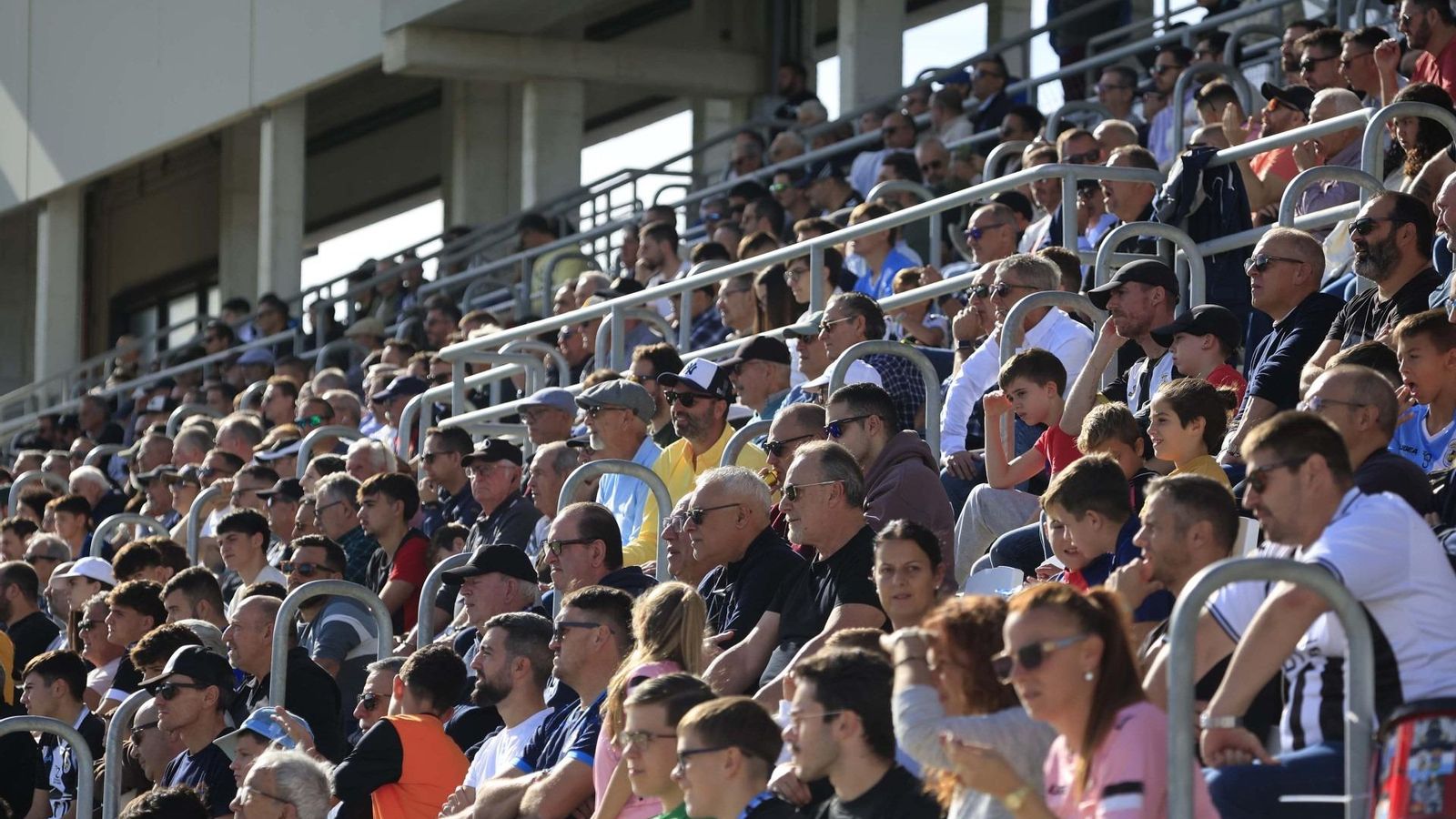 Aficionados, durante el Balona-Ciudad de Lucena