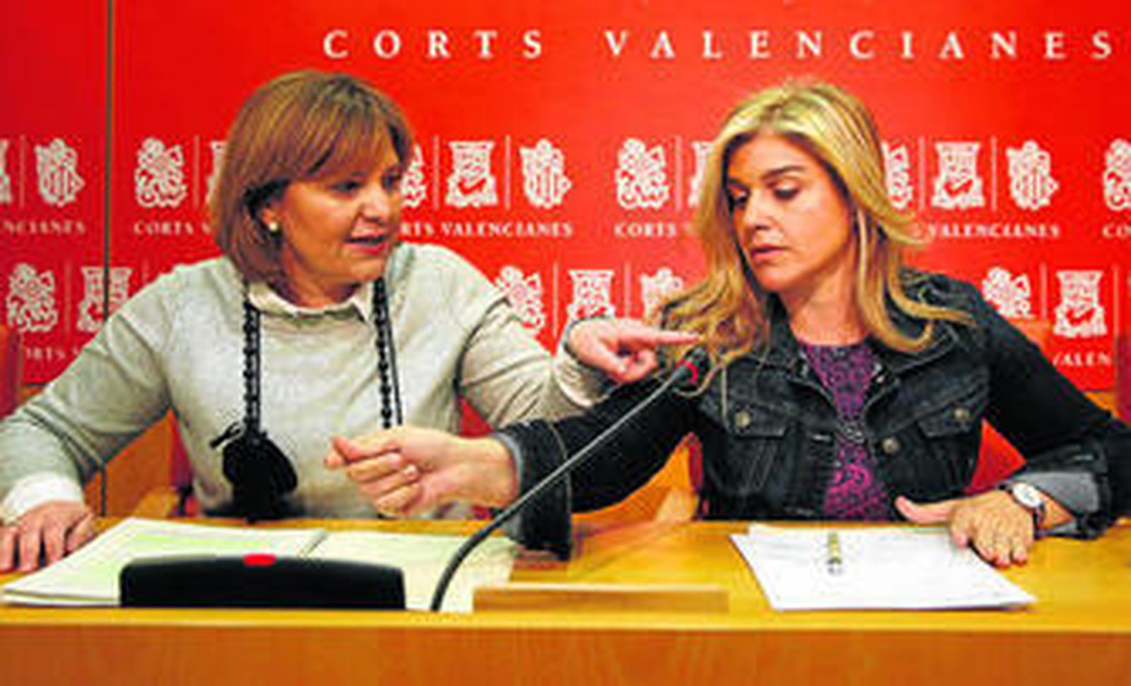 La presidenta del PP en la Comunidad Valenciana, Isabel Bonig, y la coordinadora general de la formación, Eva Ortiz, ayer en Valencia.